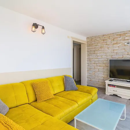 6 Bedroom Gorgeous In Milna *