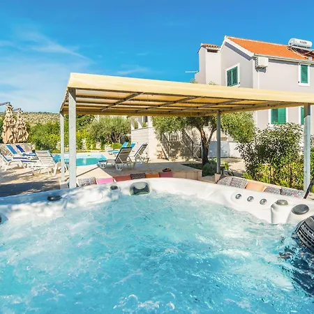 6 Bedroom Gorgeous In Milna (Brac)