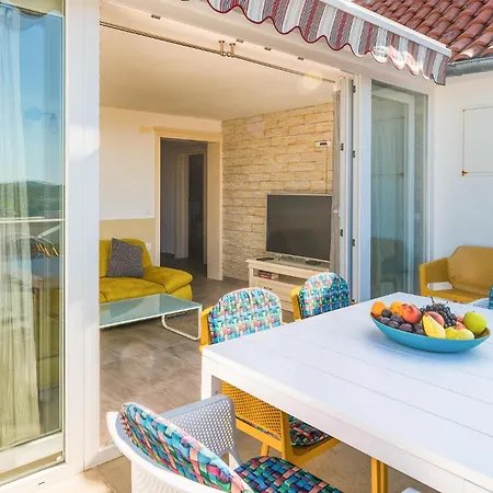 6 Bedroom Gorgeous In Milna