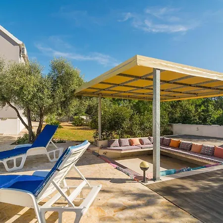 6 Bedroom Gorgeous In Milna Holiday home