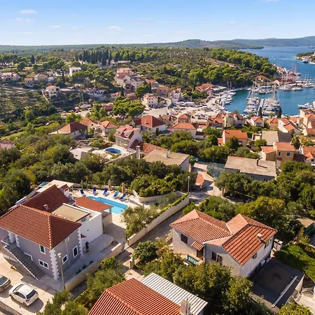 6 Bedroom Gorgeous In Milna Holiday home
