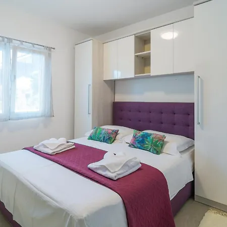 6 Bedroom Gorgeous In Milna *