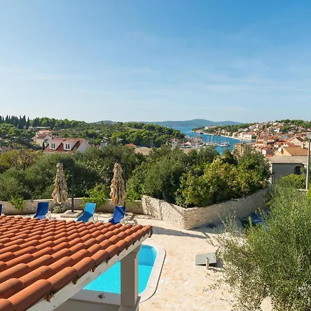 6 Bedroom Gorgeous In Milna Holiday home